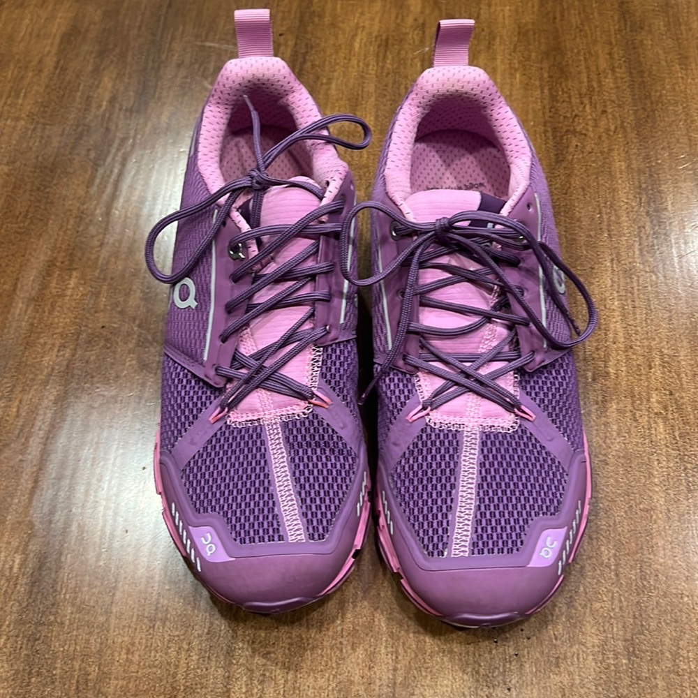 Women’s on cloud cloud flyer tennis shoes size 9 1/2